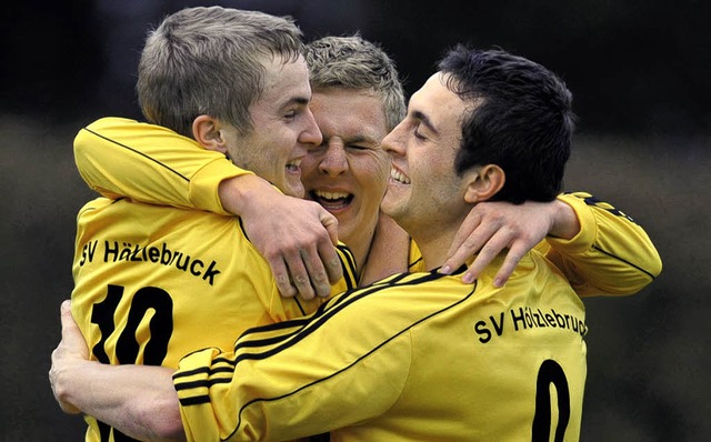 Gelb ist die Freude:  Die Hlzlebrucke... bejubeln das 2:1  gegen Bonndorf II.   | Foto: Seeger