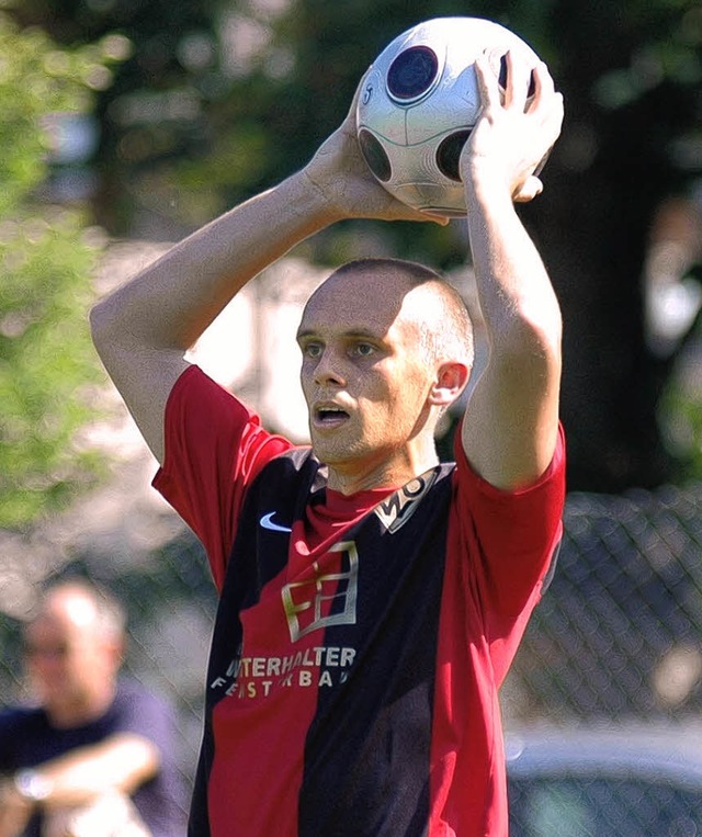 Manchmal hat es Hand und Fu, was Serg...rgte der Weiler fr den 1:1-Endstand.   | Foto: peter gerigk