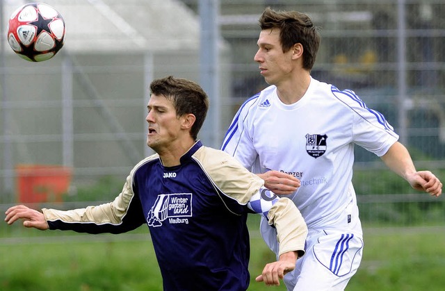 Gleich fllt er: Der Hauinger Marco Bo...nzaro dem Bad Sckinger Velibor Radic.  | Foto: schn/ Kerckhoff