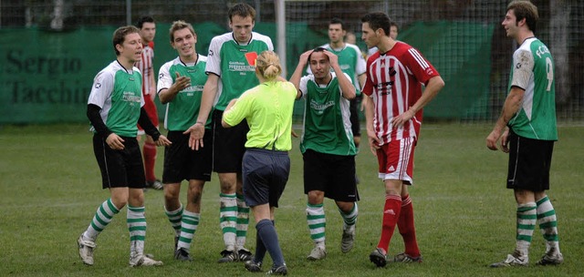 Fassungslose Zeller nach der Gelb-Rote...(Dritter von links) beim FV Brombach.   | Foto: mat