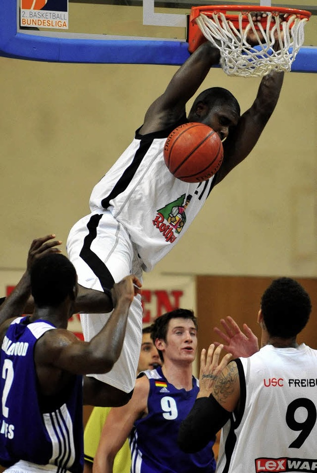 Andrew Hunter von Freiburg mit einem Dunk.  | Foto: Patrick Seeger