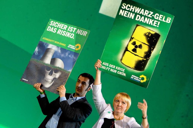 Cem zdemir und Claudia Roth: Die Grnen wollen weiter den Atomausstieg.  | Foto: dpa