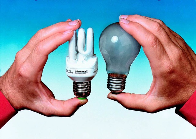 Eine Mglichkeit, Energie einzusparen,...insatz von Energiesparlampen (rechts).  | Foto: promo