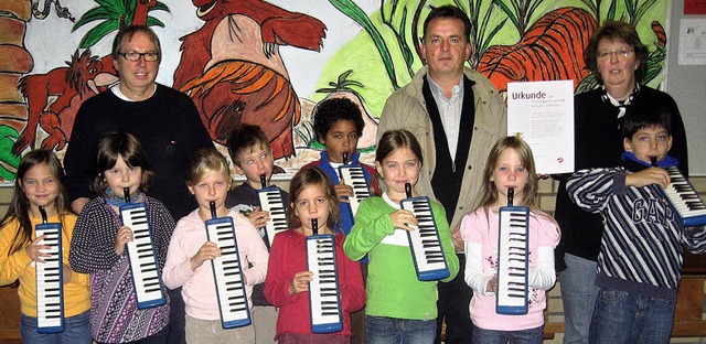 Die Kinder der Melodica-AG der Grund- ...lehrer Harald Kniebhler (von rechts).  | Foto: Privat