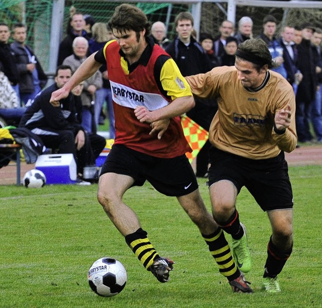 Der Schwrstadter Christian Weber beha...l gegen den Bad Sckinger Manuel Br.   | Foto: Andr Roos