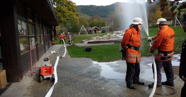 Die Feuerwehr  im Einsatz am Probeobjekt Kindergarten   | Foto: barbara Dorian-Rees