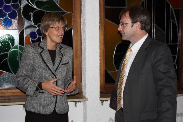 Pfaffenweilers Brgermeister  Hahn inf...ie Landrtin bei ihrem Besuch im Ort.   | Foto: barbara Schmidt