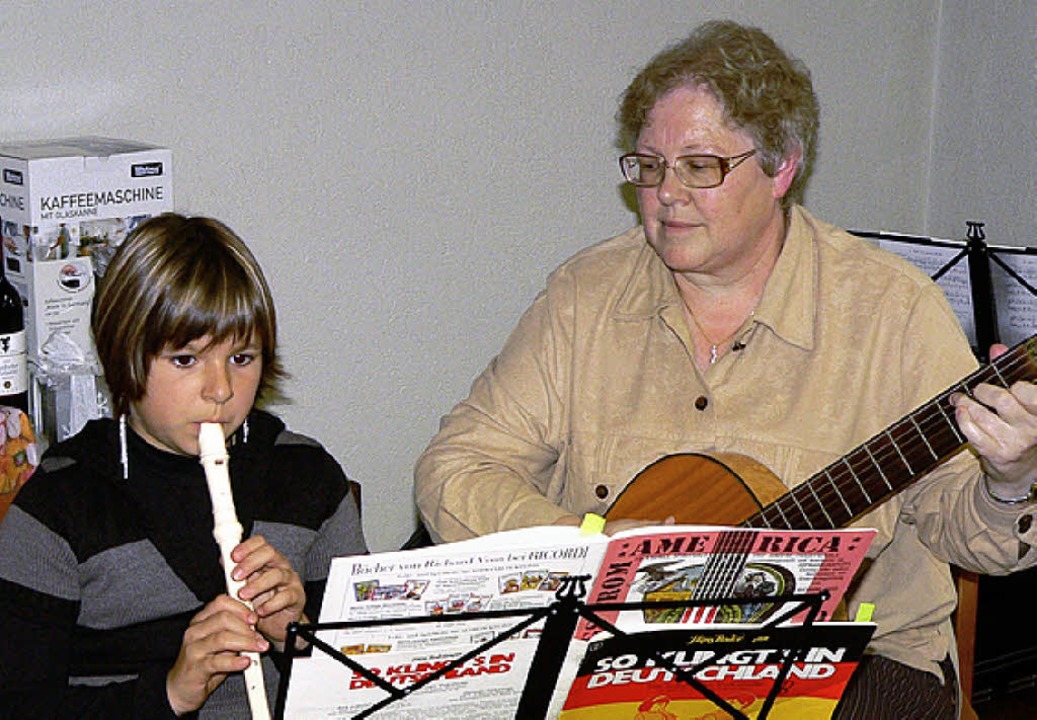 Katharina Schlossar mit Musiklehrerin ...eisinger-Hilbold beim VdK-Nachmittag.   | Foto: Diehl
