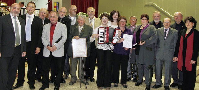 Zahlreiche Mitglieder wurden von Tanja... und Manfred Stiegler (links) geehrt.   | Foto: Fssel