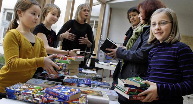 Gefallen fanden  Besucher der  Stadtbcherei auch am Bchertauschmarkt.   | Foto: Heidi Fssel