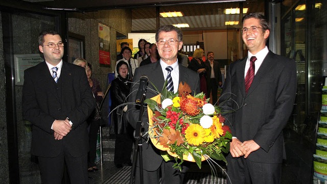 Blumen von Klaus-Peter Mungenast erhl...nterlegene Mitbewerber Torsten Klein.   | Foto: Roland Spether