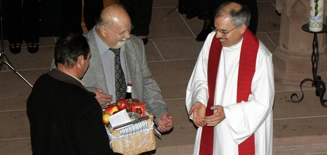 Ortsvorsteher Arndt Schnauer begrt Pfarrer Clemens Ickelheimer (rechts).    | Foto: Heiner Fabry