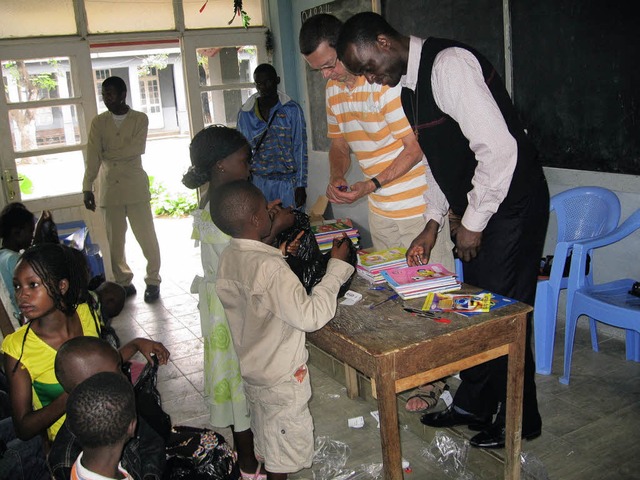 Abb Germain und Kurt Fricker beim Austeilen der Schulhefte an die Waisenkinder  | Foto: privat