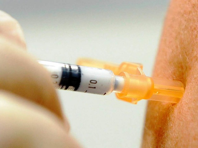 Impfung gegen die Schweinegrippe: Nur ... bislang die kostenlose Immunisierung.  | Foto: dpa