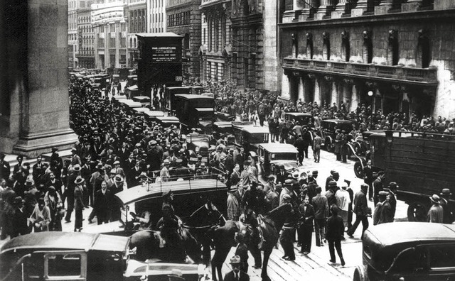 Aufgeregte Aktionre vor der New Yorker Brse am 29. Oktober 1929   | Foto: dpa
