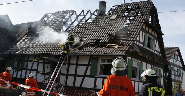 Das ausgebrannte Fachwerkhaus in Altenheim.  | Foto: Heidi Foessel