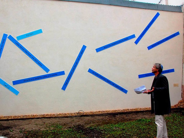 Der Knstler Ari Nahor hat die Install...des Gartens vom Blauen Haus entworfen.  | Foto: Kai Kricheldorff