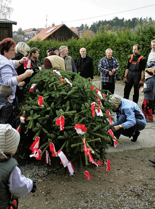 Den groen Baum legte die Vereinsgemei...fel mit dem hlinger Wappen versehen.   | Foto: bbr