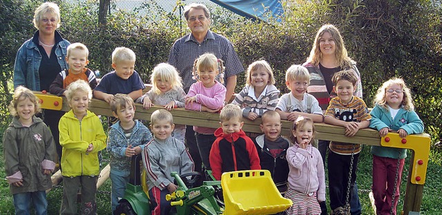 Kinder und Kindergrtnerinnen in Eberf...r die Spende des Golfclubs Obere Alp.   | Foto: Dietmar Noeske