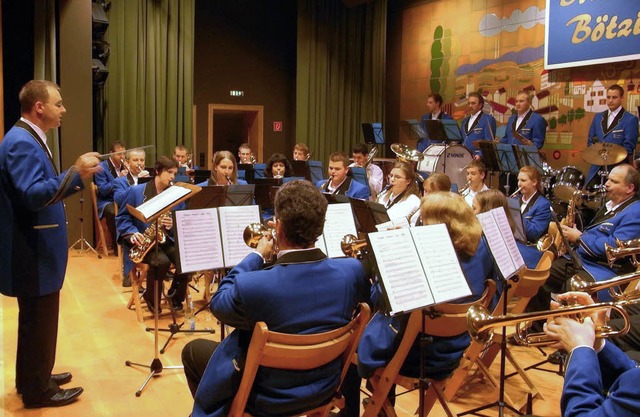 Zeigte sich am Ende des Konzerts in ne..., der zur Brass-Band Btzingen wurde.   | Foto: Andreas Fauth