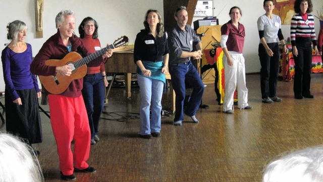 Rolf Grillo (mit Gitarre) vermittelte die Polaritt von Beat und Off-Beat.   | Foto: Michael Gilg