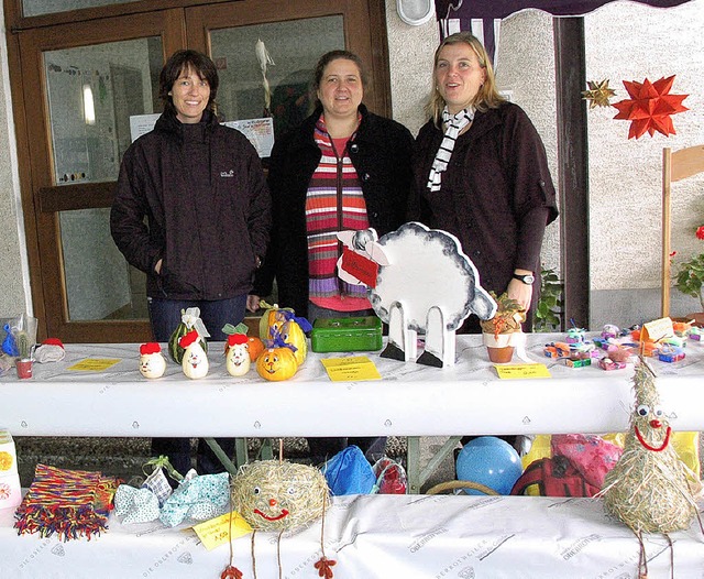 Beim Kindergartenmarkt in Oberrotweil ...selbst gebastelte Herbstdekorationen.   | Foto: victoria Kampfmann