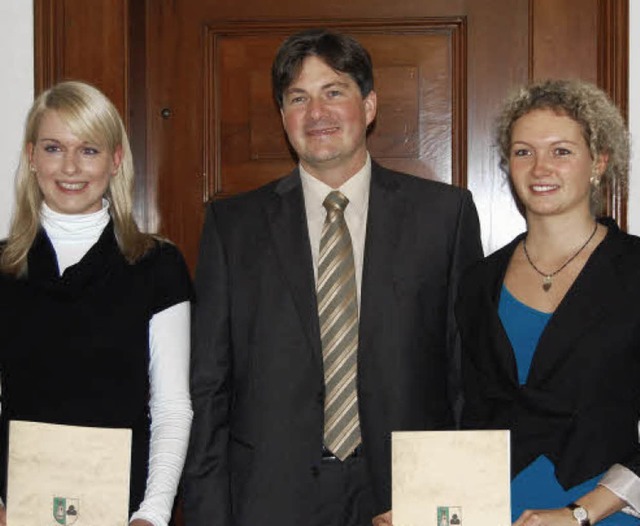 Preise aus der Josef-Burger-Stiftung ... Dold (links) und Katharina Landwehr.   | Foto: Silke Nitz