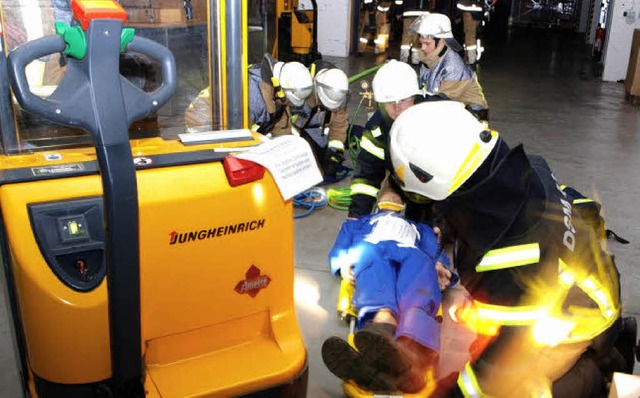 Probe fr den Ernstfall in der Industr...iwillige feuerwehr spannten zusammen.   | Foto: Albert Greiner