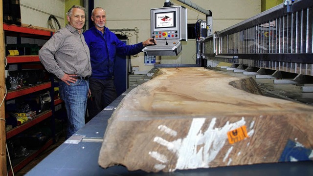 Geschftsfhrer Markus Stoll (links)  und Darko Vukusic an der groen Maschine.   | Foto: Silke Kohlmann