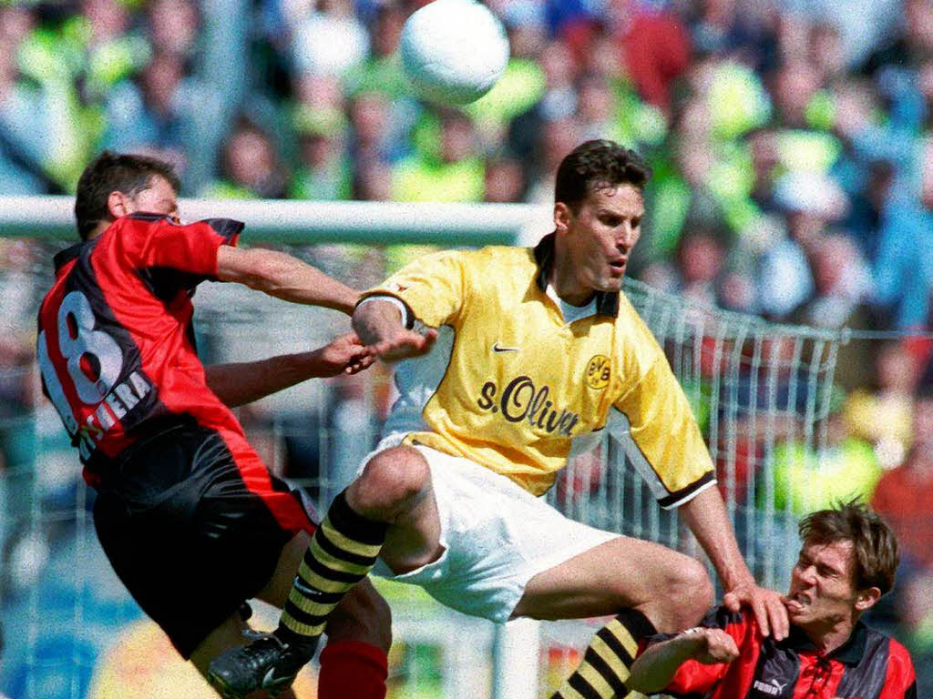 Alexander Kutschera (l) und Olaf Janen (l) von Eintracht Frankfurt 1999 im   Zweikampf mit  Heiko Herrlich.