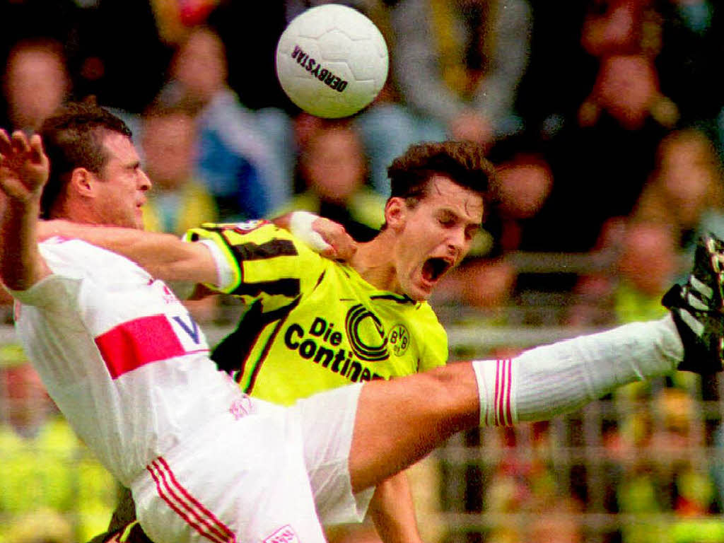 1996  im Dortmunder Westfalenstadion springen Thomas Berthold (li) und der Heiko Herrlich (re) nach dem Ball.