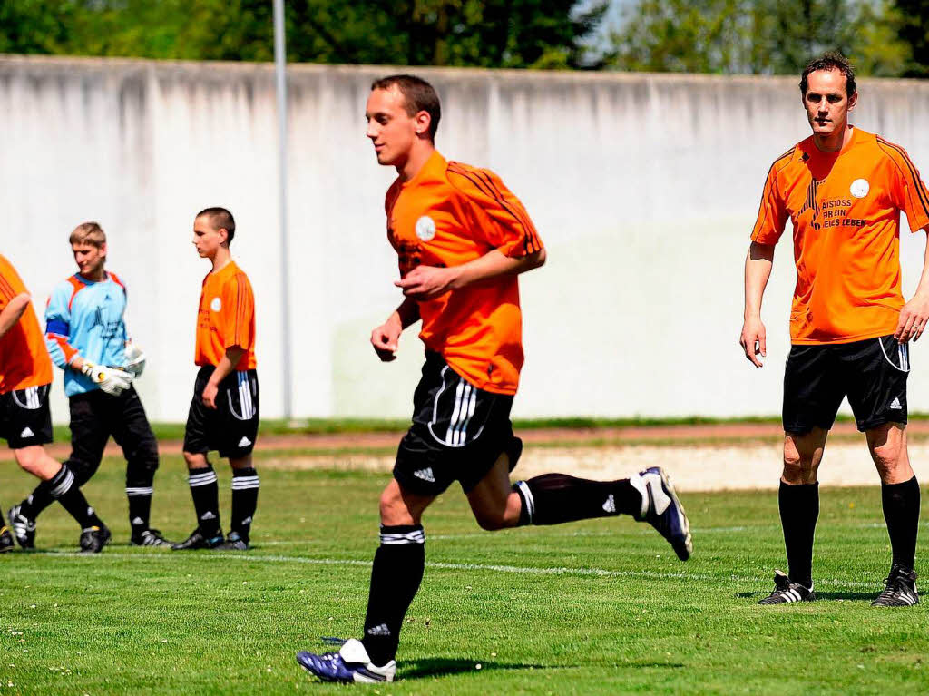 Der Trainer des Deutschen Fussballbundes (DFB) Heiko Herrlich (r.) trainiert im Mai 2008  in der JVA Iserlohn Fussball mit jugendlichen Gefangenen.