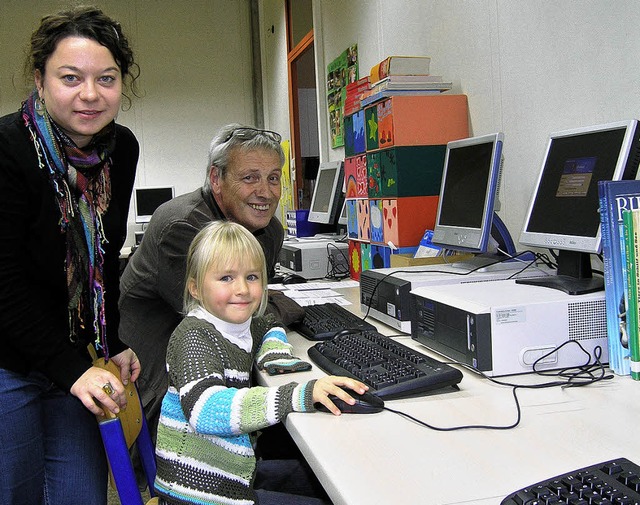 Im neuen Computerraum: EDV-Lehrerin Mi... Wei,  Schlerin Catharina Diessner    | Foto: Sandra von Appen