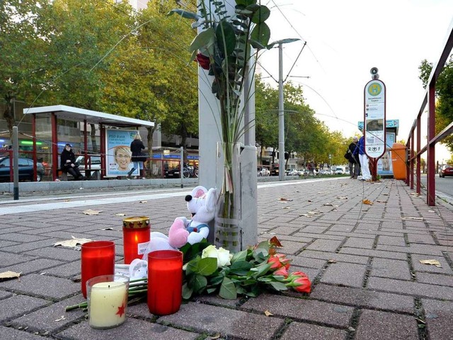 Kerzen und Blumen erinnern an der Halt...tdlichen Straenbahnunfall am Montag.  | Foto: Thomas Kunz