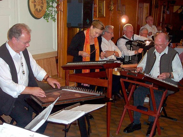 Das Saitenspiel Hri (Vordergrund) und...ihren Zuhrern  sorgenfreie Stunden.    | Foto: Michael Kllner