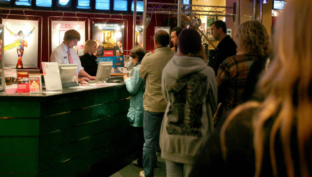 Lange Schlangen vor dem Premierenkino in Hamburg Lange Schlangen vor dem Premierenkino in Hamburg