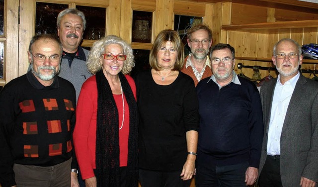 Die neu gewhlte Bezirksgruppe des VBE...ernhard Peschke (rechts) gratulierten.  | Foto: vbe