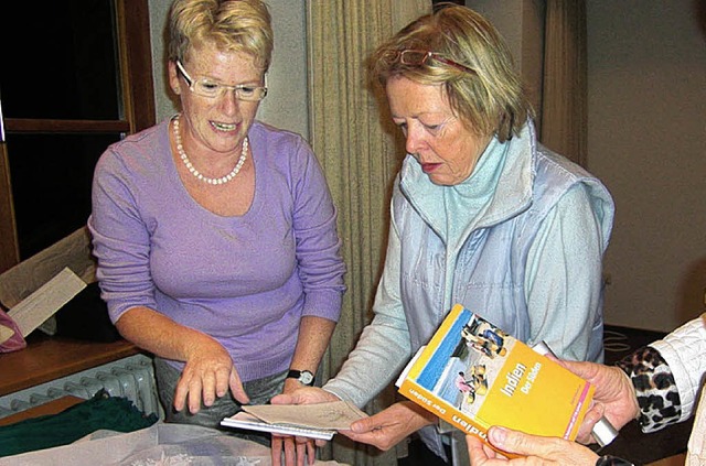 Marlene Mller (links) beantwortet Fragen interessierter Besucherinnen.   | Foto: Albert Liertz
