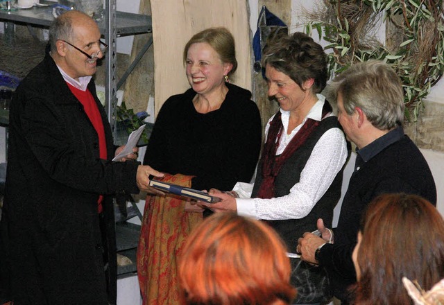 Gratulanten zur Erffnung: (v. li.) B...na Netzer sang fr   Johanna  Harter.   | Foto: d.fink