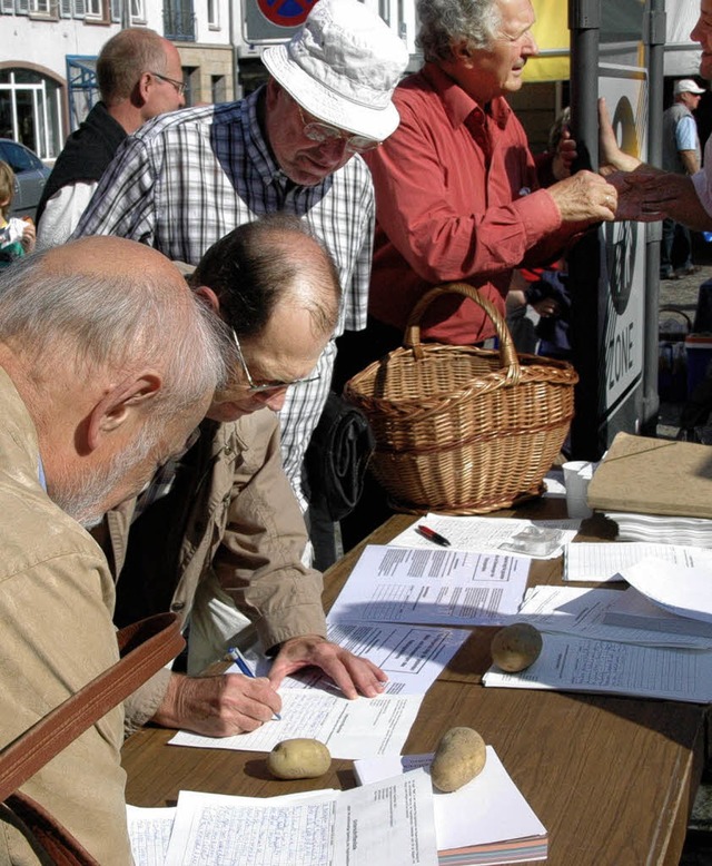 Unterschriftensammlung gegen die Tunnelsperrung   | Foto: Hubert Bleyer