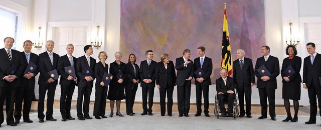 Gruppenbild mit Prsident und Kanzlerin (Bild Mitte): die neue Bundesregierung  | Foto: dpa