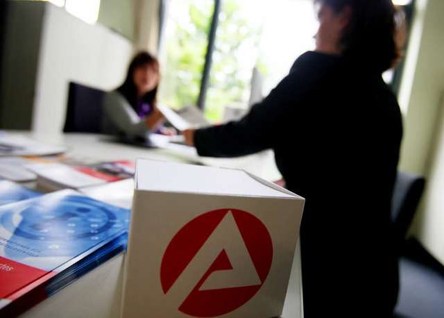 Eine Mitarbeiterin bert in Dsseldorf... Bundesagentur fr Arbeit eine Kundin.  | Foto: dpa