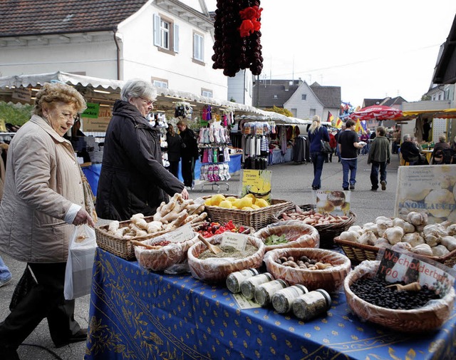 Auf dem Ichenheimer Markt gibt es nichts, was es nicht gibt.   | Foto: Fink