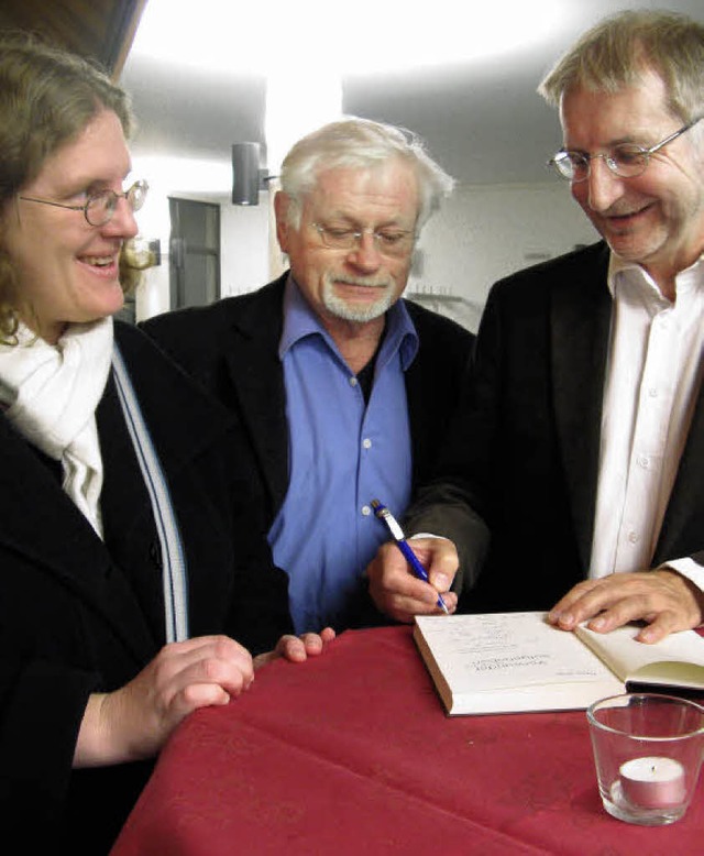 Der Theologe Pierre Stutz (rechts) signiert sein neues Buch.   | Foto: Dorothee Mller-Barbian