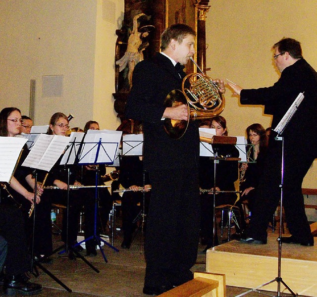 Knner am Werk:  Hornist Kilian Willburger, rechts   Dirigent Thomas Epple.   | Foto: Ursula Schmidt