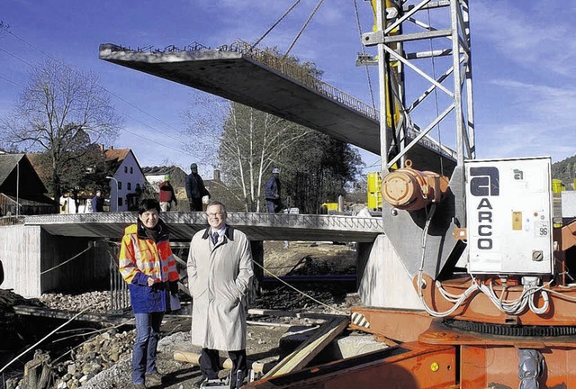 Die neue Fahrbahn der Frbergassenbrc... Kerstin Milse   vom Stadtbauamt zu.    | Foto: Maier
