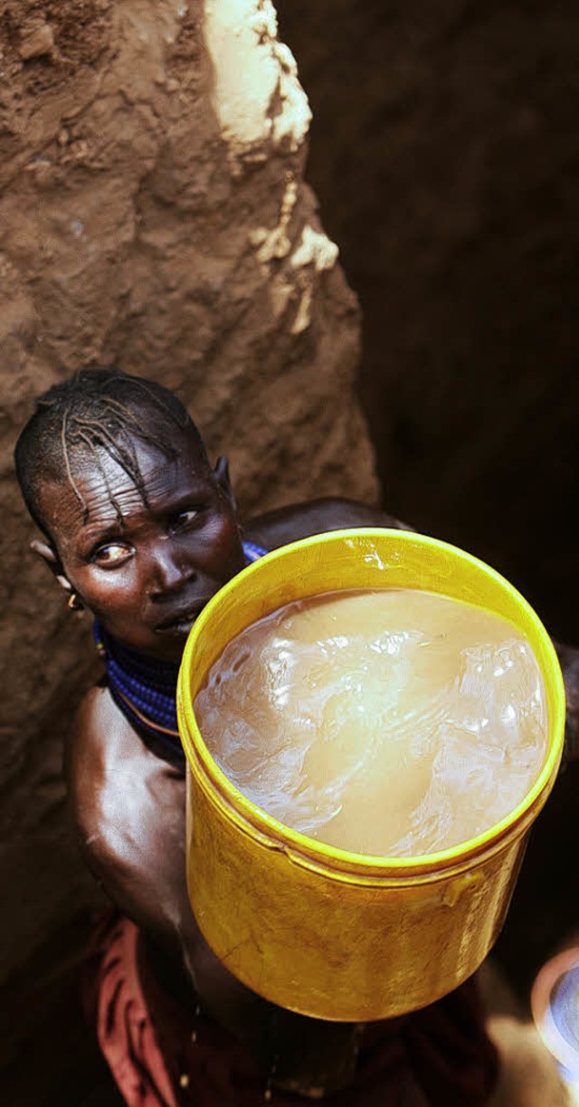 Graben nach jedem Tropfen: Wasserstelle in Kenia  | Foto: DPA