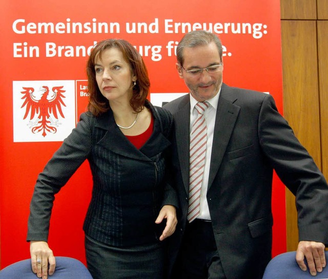 Beinahe wie siamesische Zwillinge: Bra...vorsitzende der Linken Kerstin Kaiser.  | Foto: dpa
