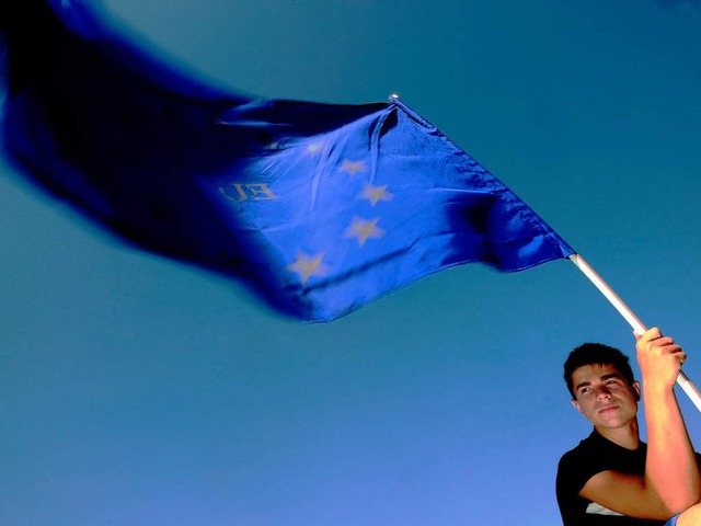 Flaggenschwingen fr den EU-Reformvertrag: Jetzt kann er wohl kommen.  | Foto: dpa