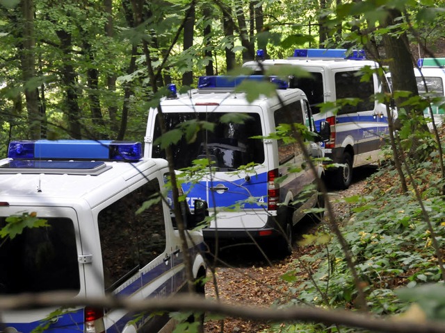 Mit einem Groaufgebot an Einsatzkrft...er menschliche Knochen gefunden hatte.  | Foto: Ingo Schneider